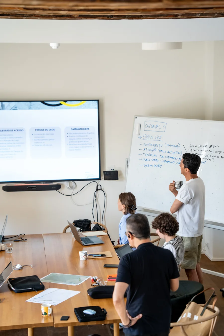 Apresentação em quadro branco durante uma dinâmica de projeto